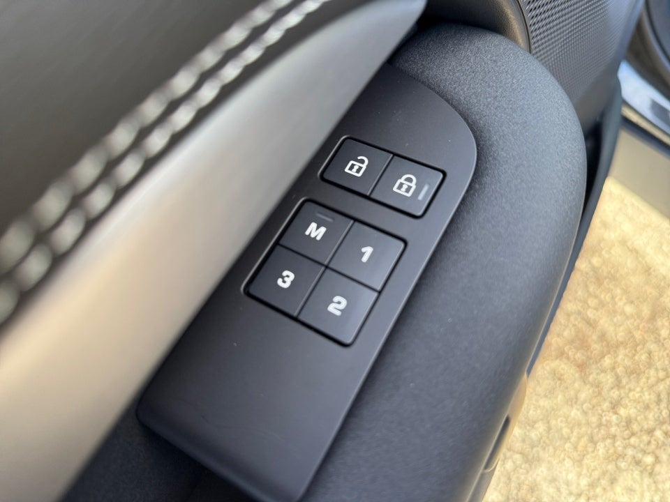2024 Land Rover Discovery P300 Dynamic SE