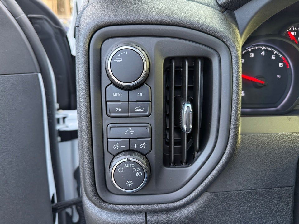 2022 Chevrolet Silverado 1500 4WD Crew Cab Short Bed Custom