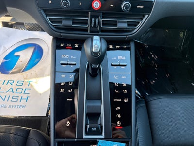 2025 Porsche Macan Base