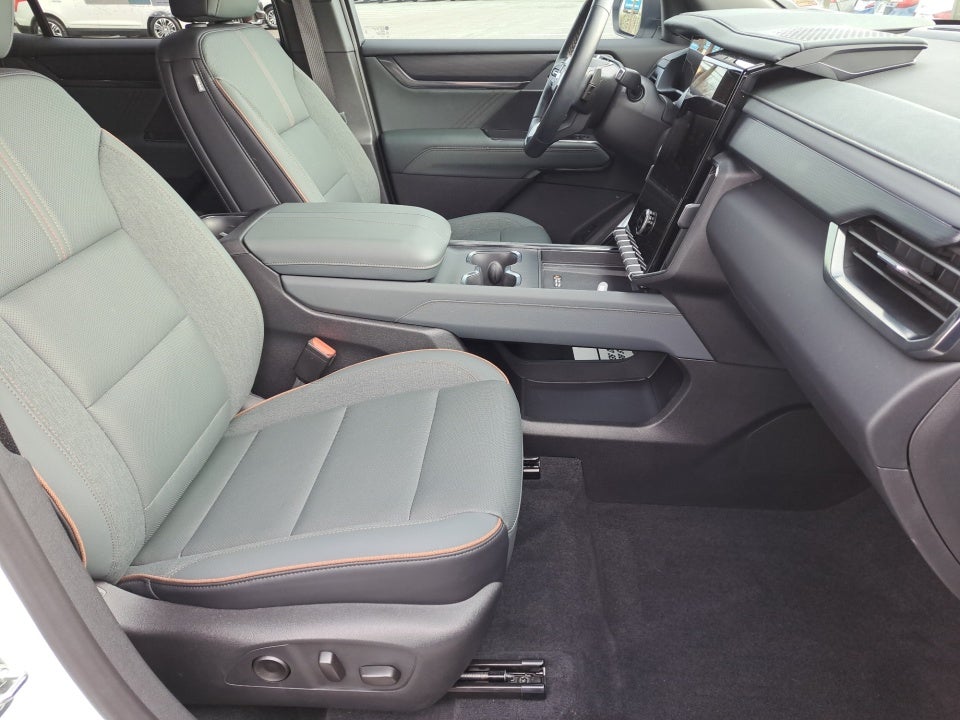 2025 GMC Acadia AWD AT4