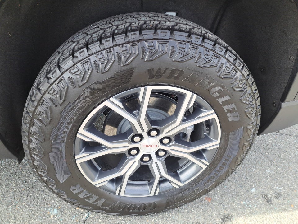 2025 GMC Acadia AWD AT4